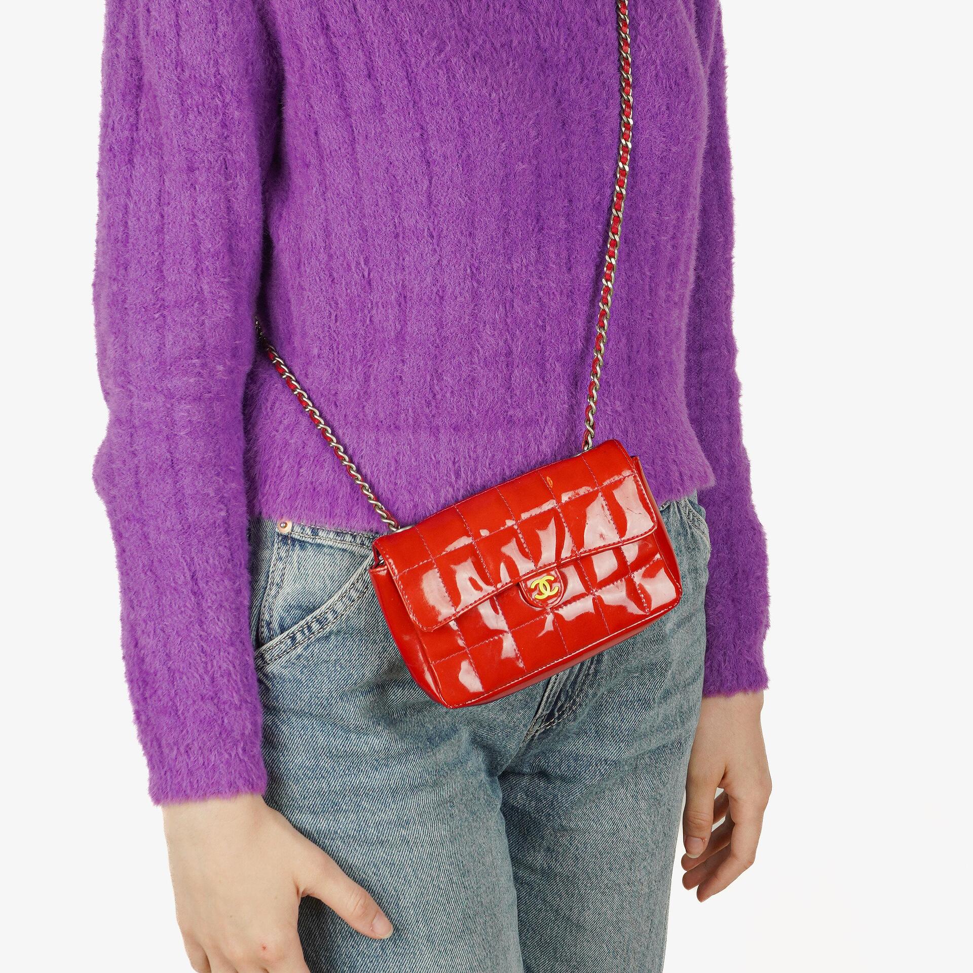Chanel Mini East West Chocolate Bar Tasche aus gestepptem Lackleder