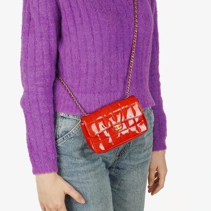 Chanel Mini East West Chocolate Bar Tasche aus gestepptem Lackleder