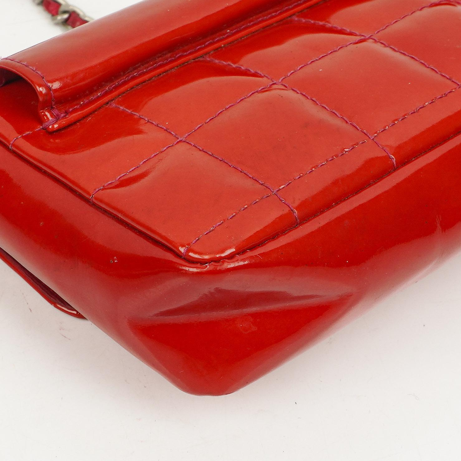 Chanel Mini East West Chocolate Bar Tasche aus gestepptem Lackleder