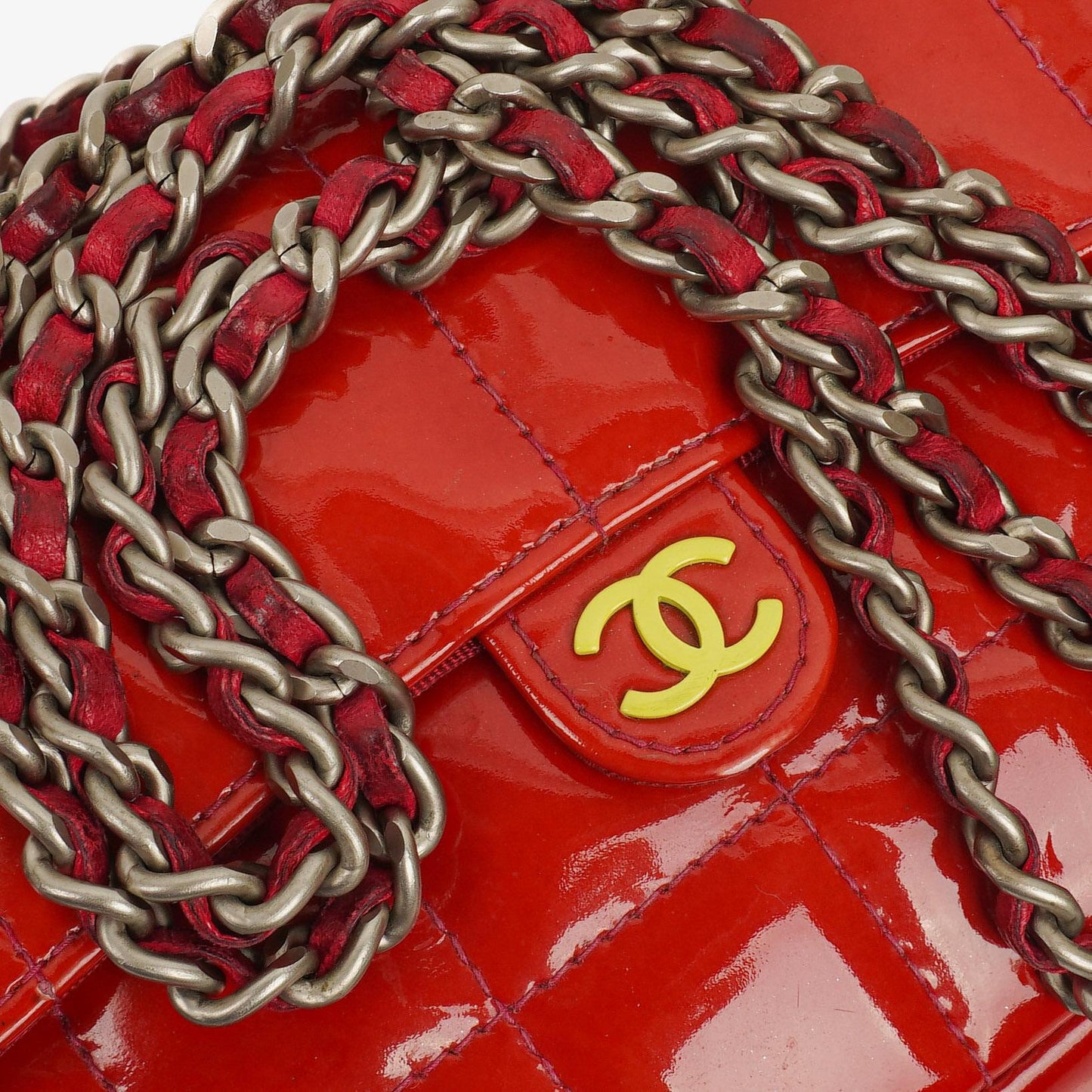 Chanel Mini East West Chocolate Bar Tasche aus gestepptem Lackleder