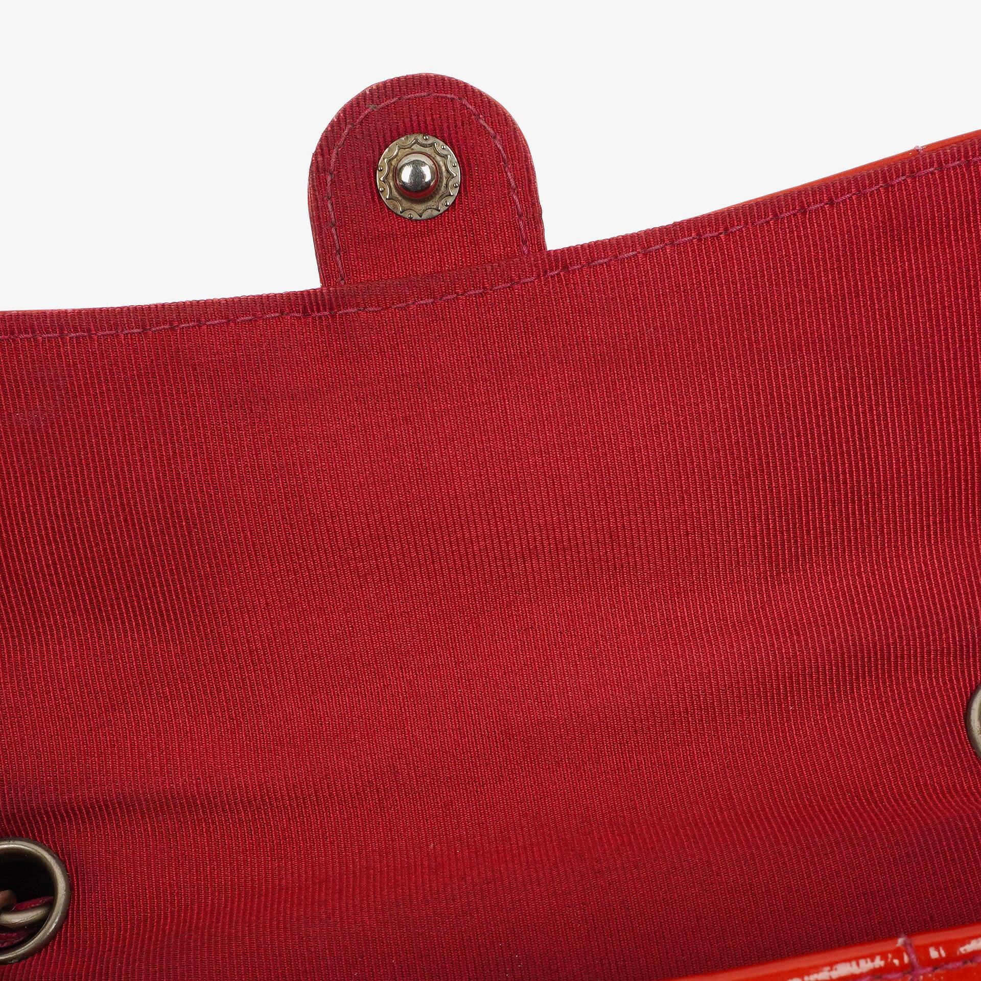 Chanel Mini East West Chocolate Bar Tasche aus gestepptem Lackleder