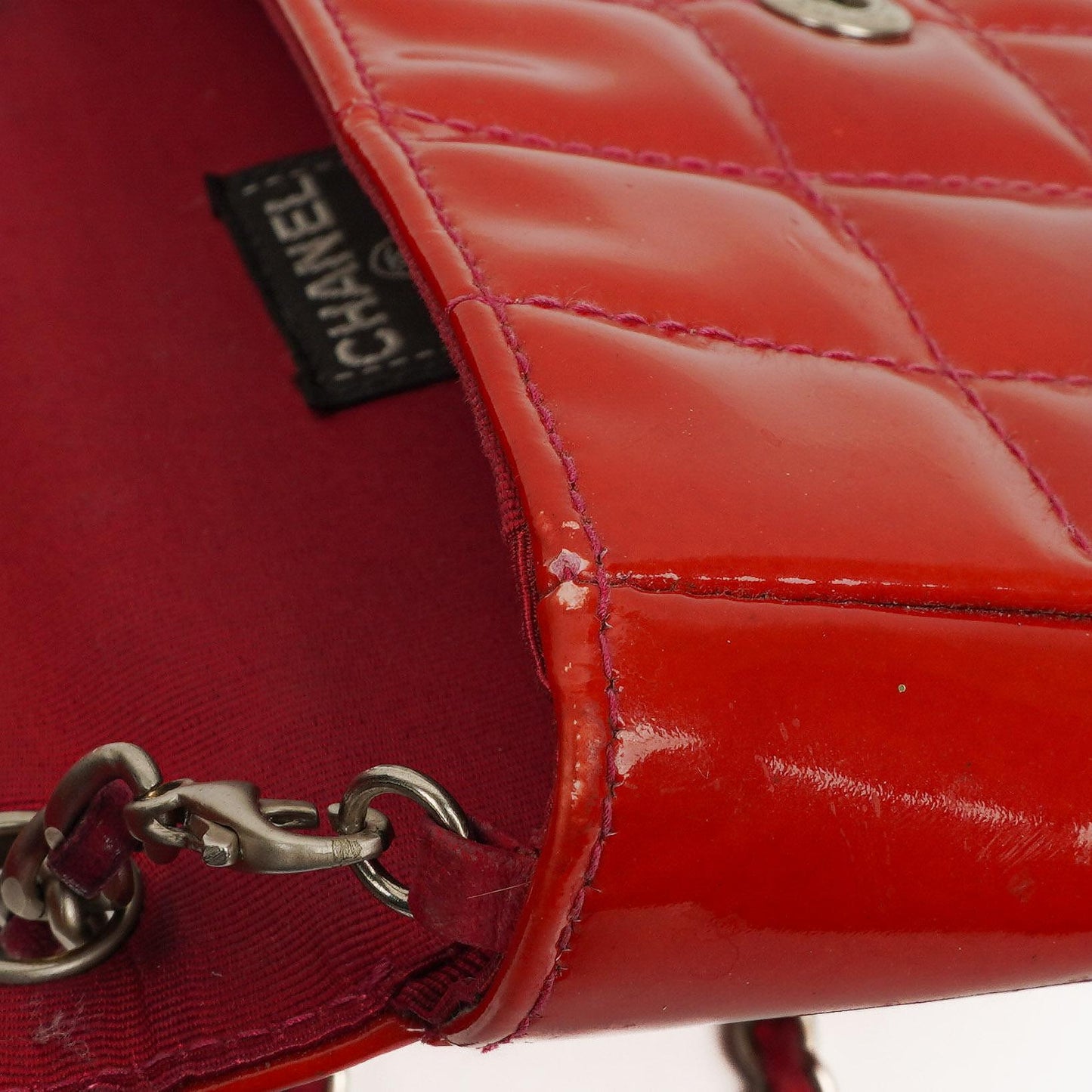 Chanel Mini East West Chocolate Bar Tasche aus gestepptem Lackleder