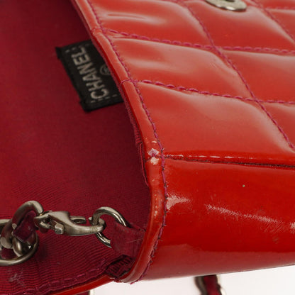 Chanel Mini East West Chocolate Bar Tasche aus gestepptem Lackleder
