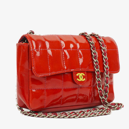Chanel Mini East West Chocolate Bar Tasche aus gestepptem Lackleder