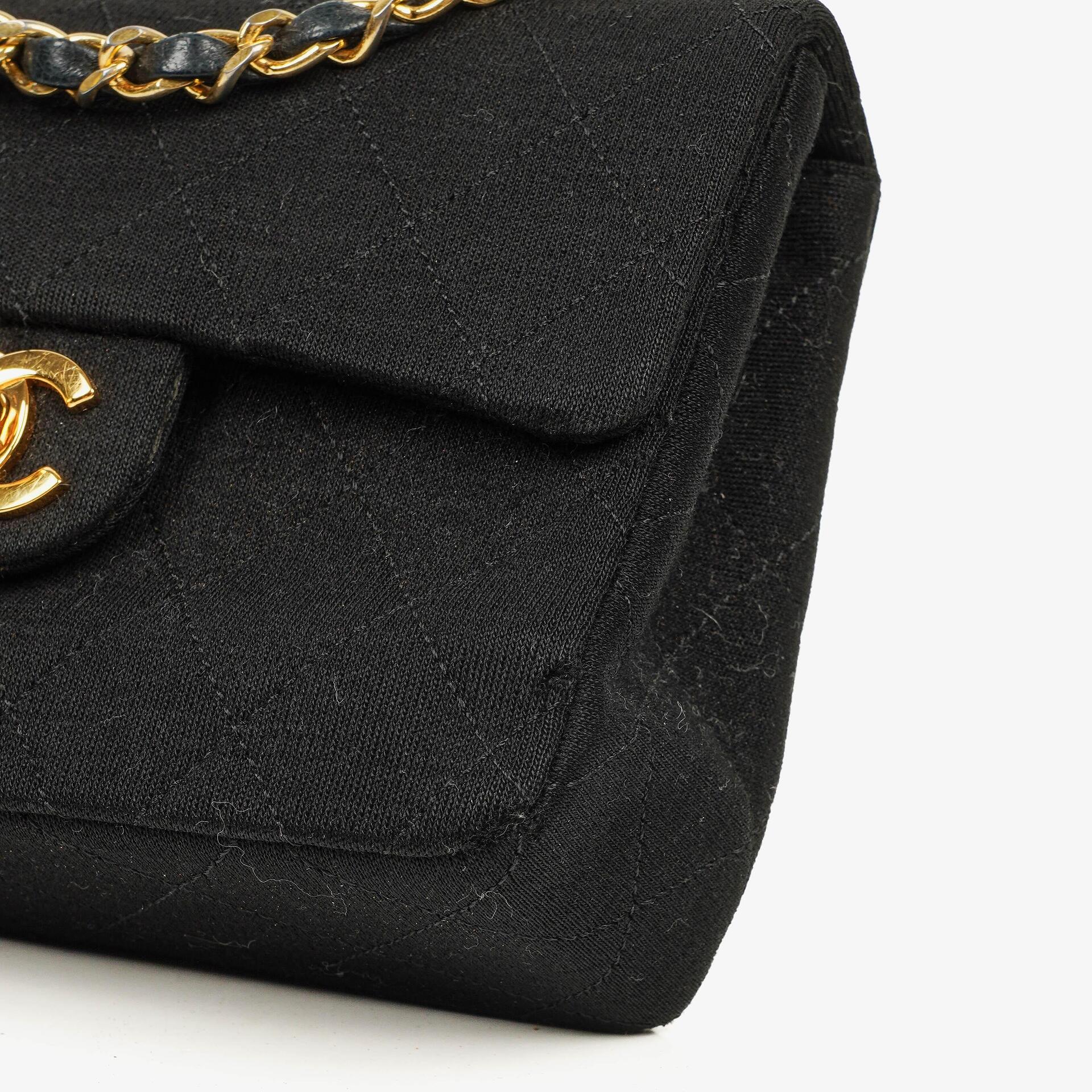 Chanel Mini Square Flap Bag aus schwarzem gestepptem Jersey mit 24K vergoldeten Beschlägen