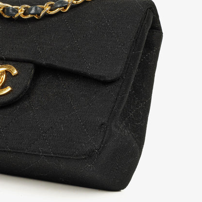 Chanel Mini Square Flap Bag aus schwarzem gestepptem Jersey mit 24K vergoldeten Beschlägen