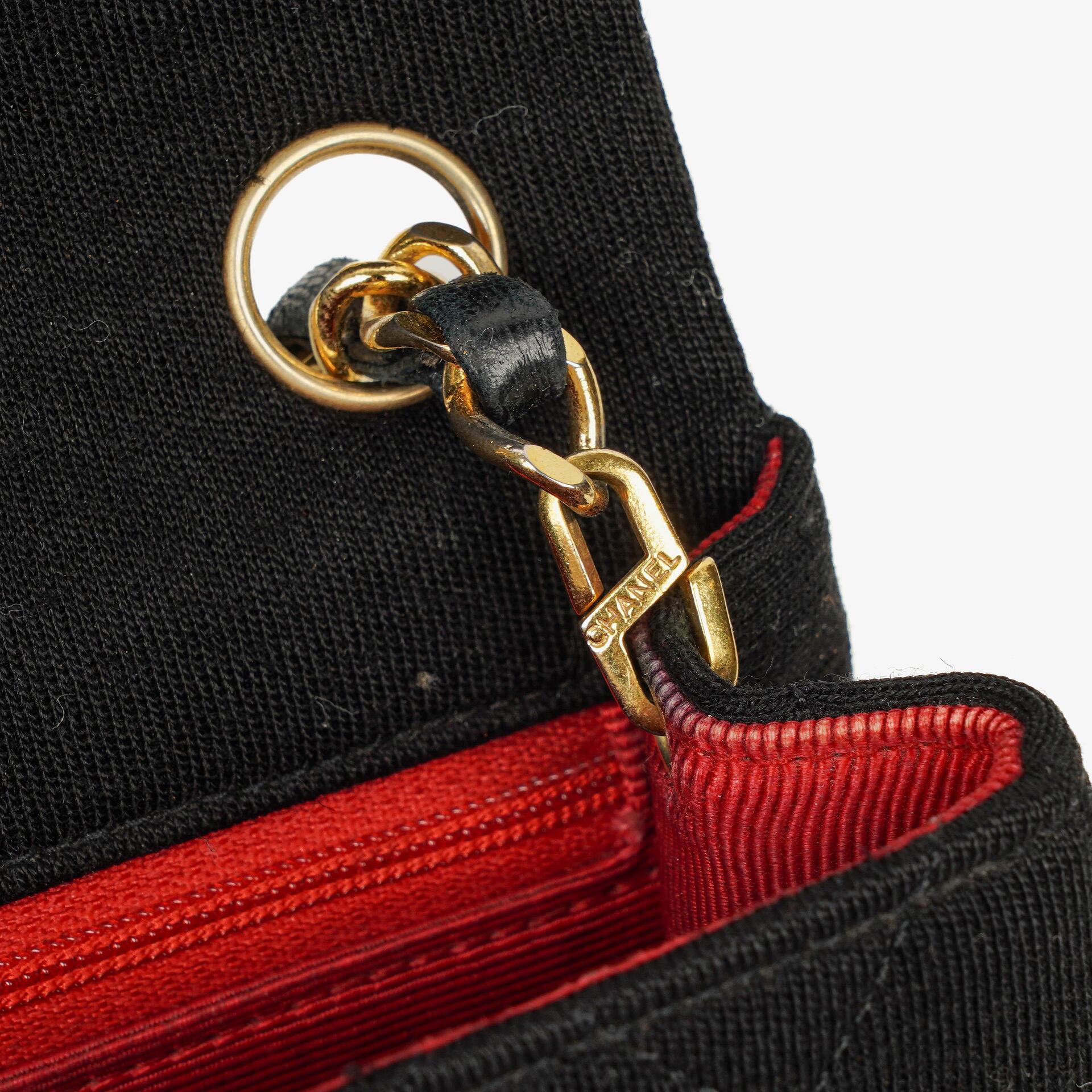 Chanel Mini Square Flap Bag aus schwarzem gestepptem Jersey mit 24K vergoldeten Beschlägen