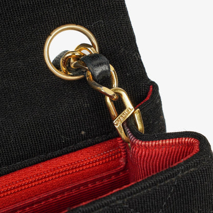 Chanel Mini Square Flap Bag aus schwarzem gestepptem Jersey mit 24K vergoldeten Beschlägen