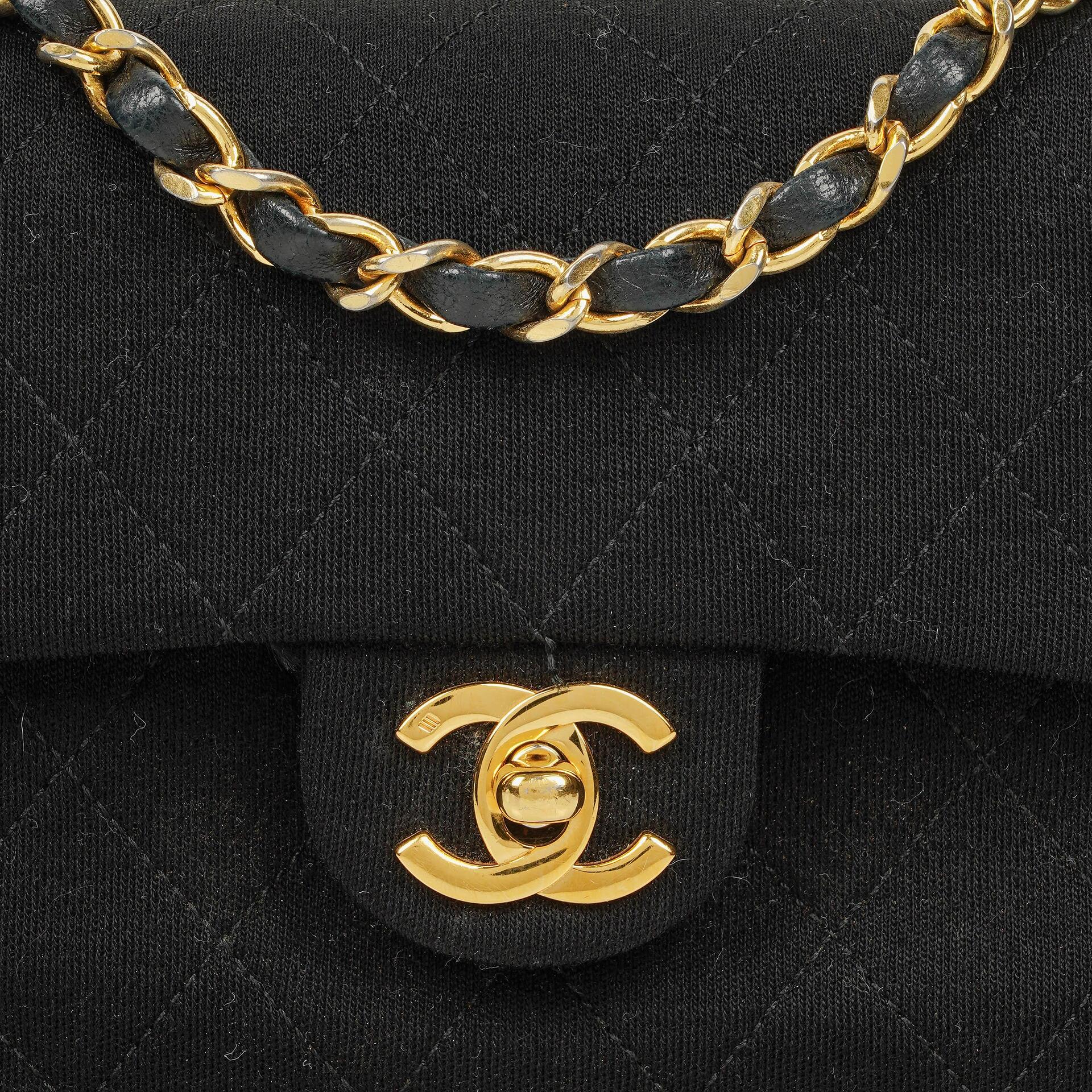 Chanel Mini Square Flap Bag aus schwarzem gestepptem Jersey mit 24K vergoldeten Beschlägen