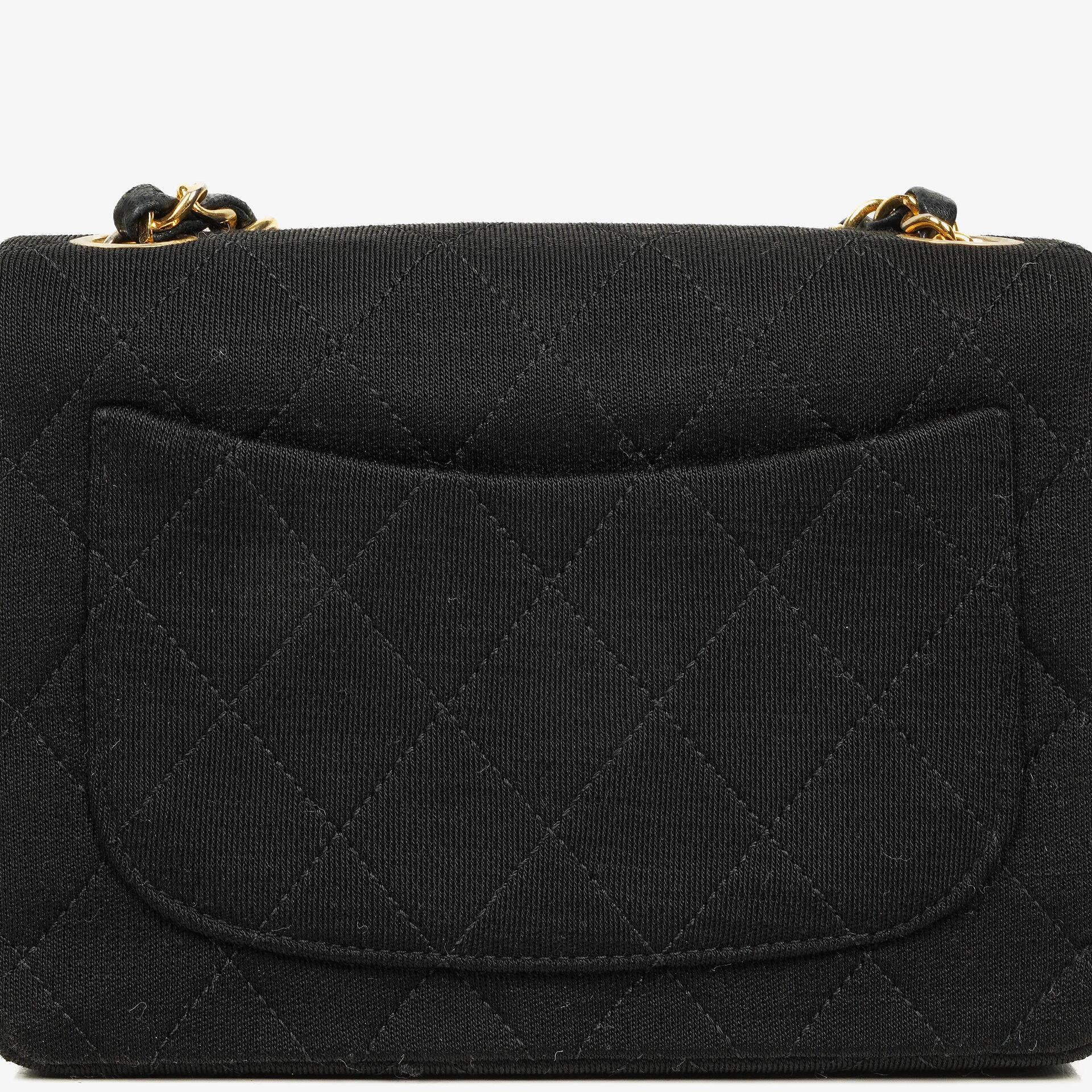 Chanel Mini Square Flap Bag aus schwarzem gestepptem Jersey mit 24K vergoldeten Beschlägen