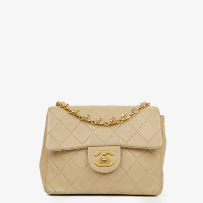 Chanel Mini Square Klappentasche aus beigem gestepptem Leder mit 24K vergoldeten Beschlägen