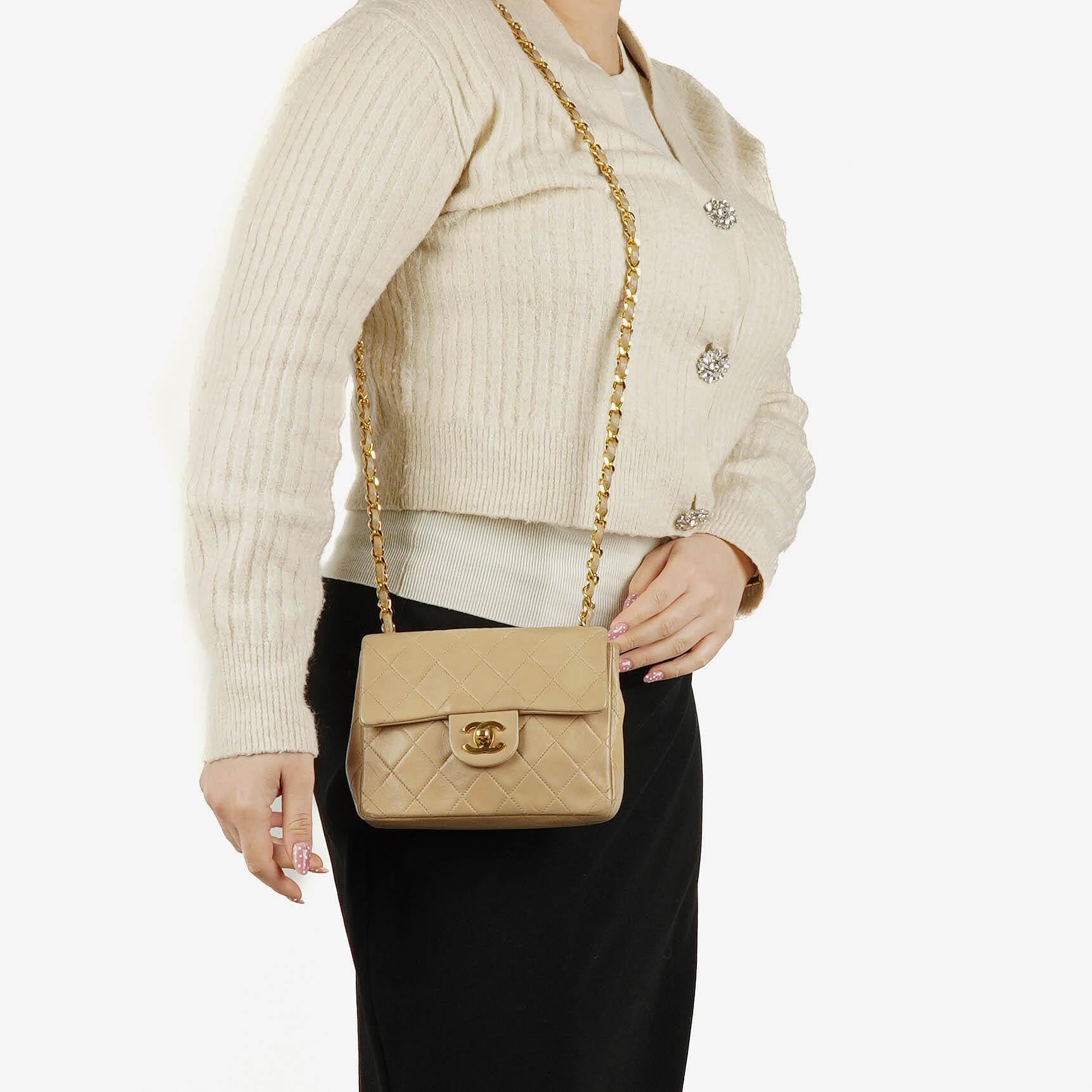 Chanel Mini Square Klappentasche aus beigem gestepptem Leder mit 24K vergoldeten Beschlägen