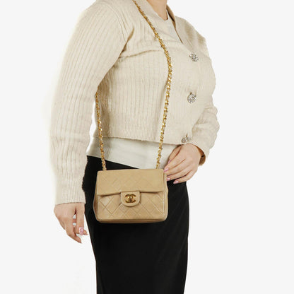 Chanel Mini Square Klappentasche aus beigem gestepptem Leder mit 24K vergoldeten Beschlägen