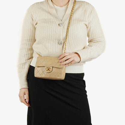 Chanel Mini Square Klappentasche aus beigem gestepptem Leder mit 24K vergoldeten Beschlägen