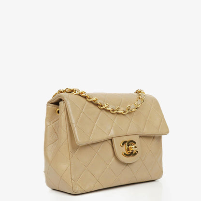 Chanel Mini Square Klappentasche aus beigem gestepptem Leder mit 24K vergoldeten Beschlägen