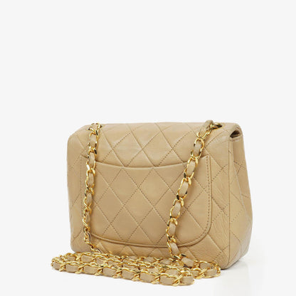 Chanel Mini Square Klappentasche aus beigem gestepptem Leder mit 24K vergoldeten Beschlägen