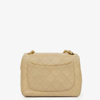 Chanel Mini Square Klappentasche aus beigem gestepptem Leder mit 24K vergoldeten Beschlägen