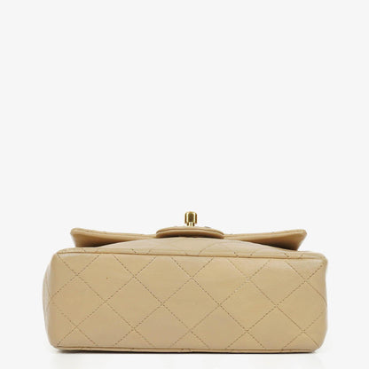 Chanel Mini Square Klappentasche aus beigem gestepptem Leder mit 24K vergoldeten Beschlägen