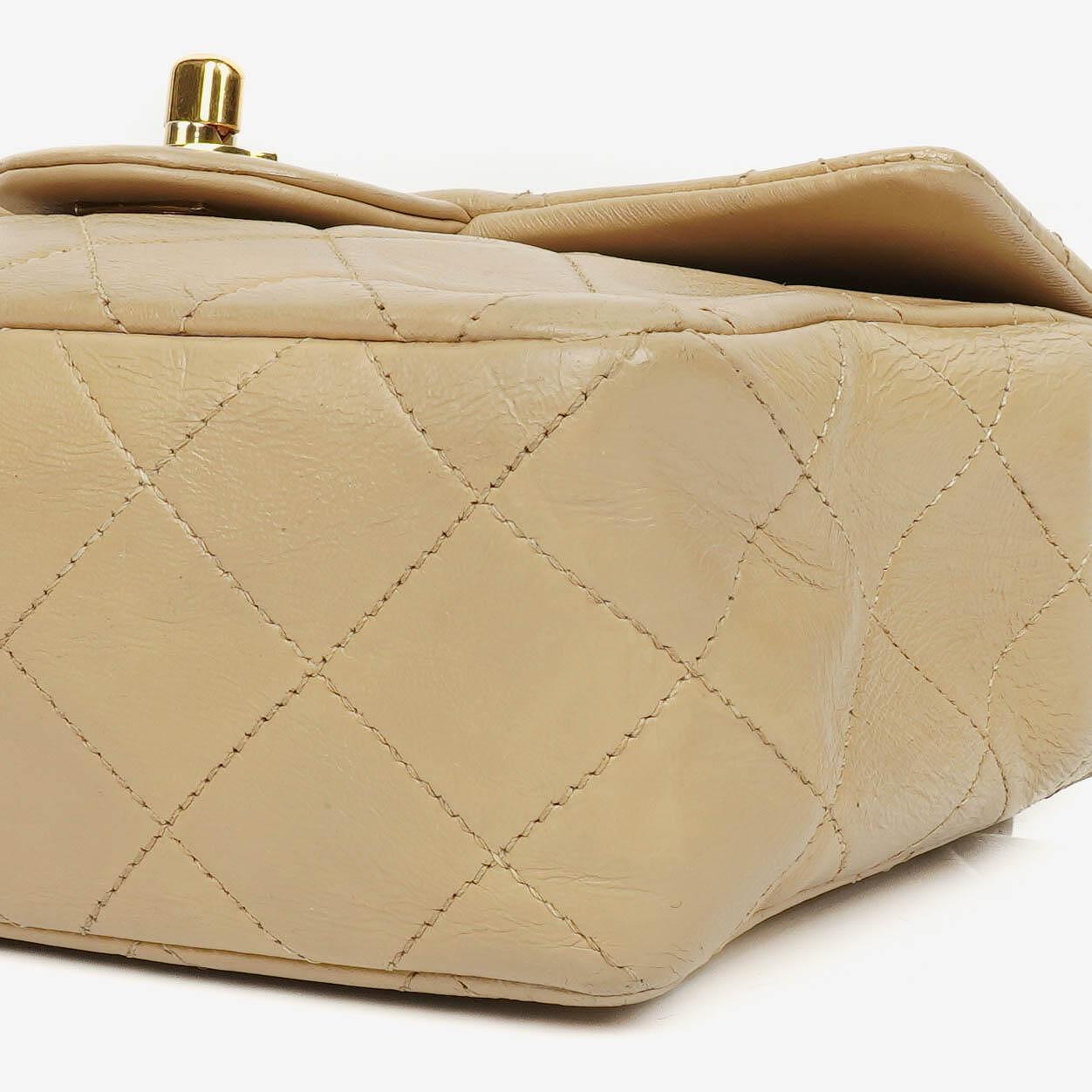 Chanel Mini Square Klappentasche aus beigem gestepptem Leder mit 24K vergoldeten Beschlägen