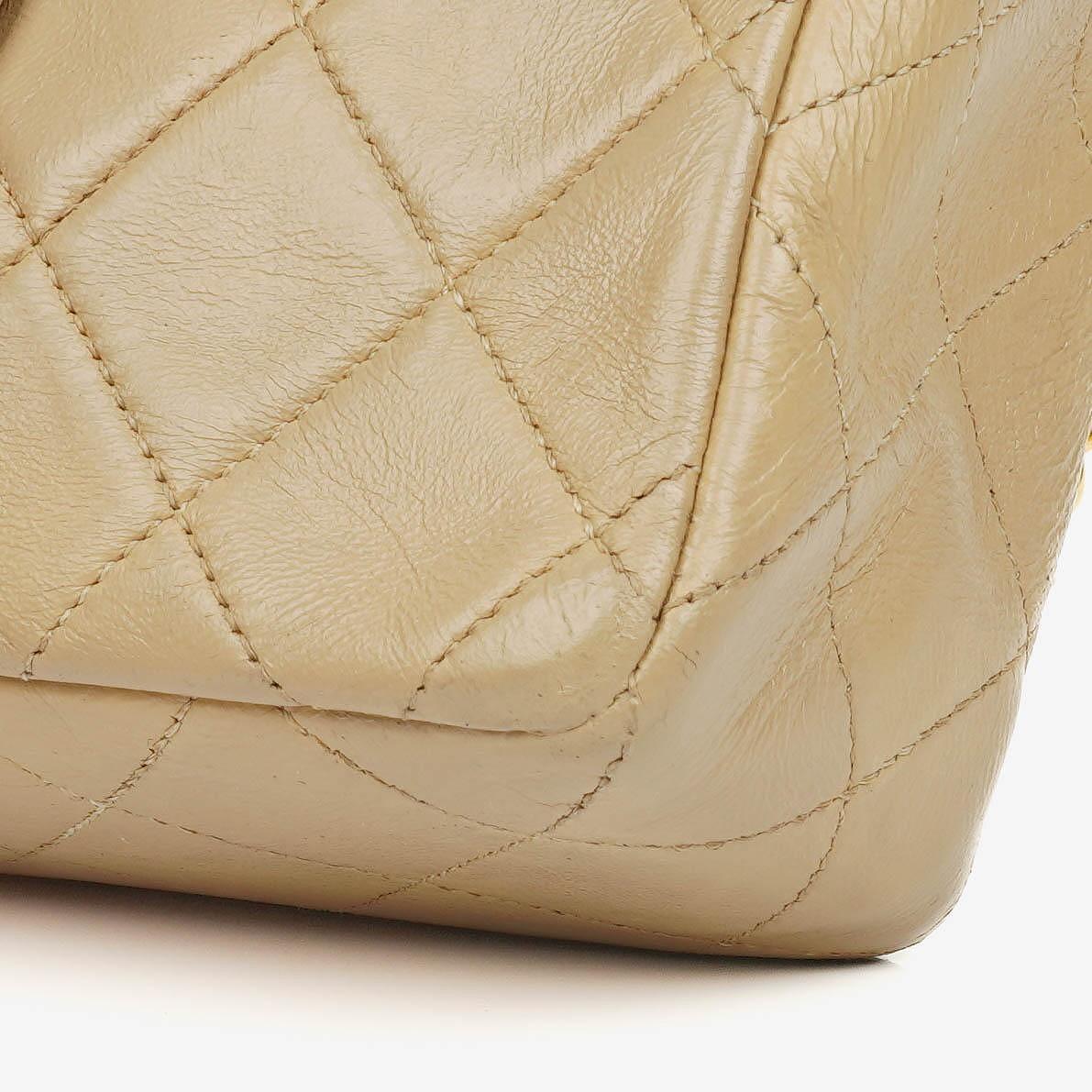 Chanel Mini Square Klappentasche aus beigem gestepptem Leder mit 24K vergoldeten Beschlägen