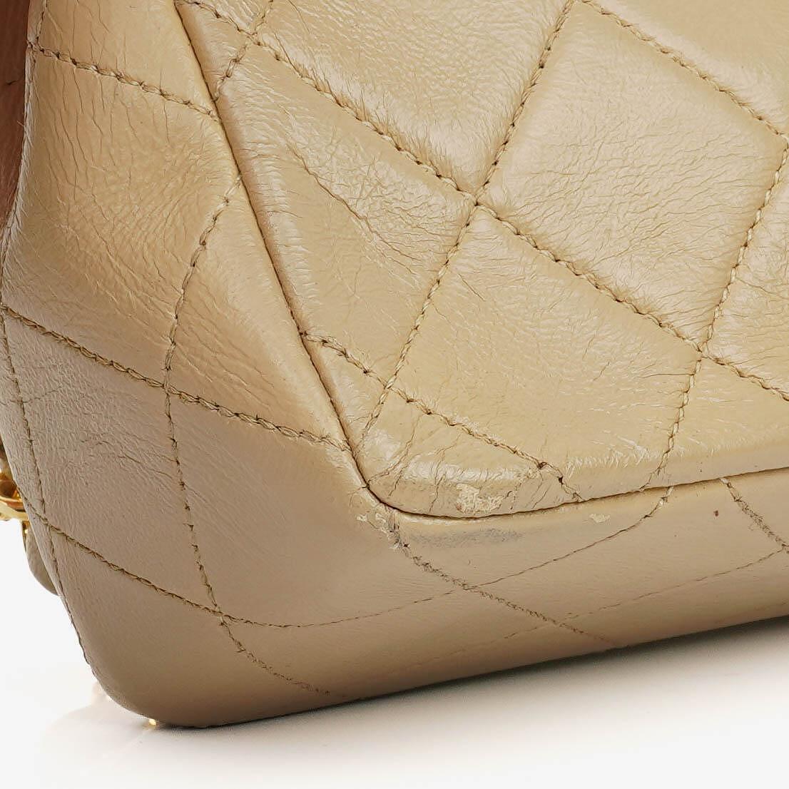 Chanel Mini Square Klappentasche aus beigem gestepptem Leder mit 24K vergoldeten Beschlägen