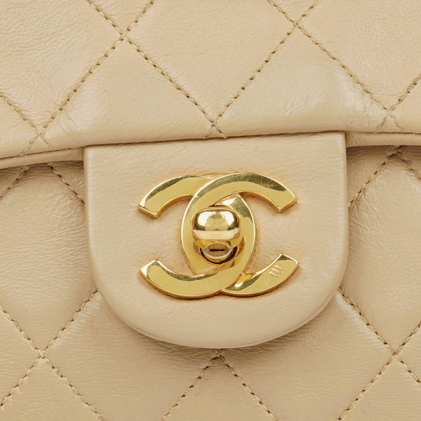Chanel Mini Square Klappentasche aus beigem gestepptem Leder mit 24K vergoldeten Beschlägen