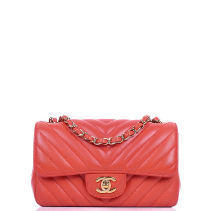 Chanel Mini Rectangular Classic Single Flap Bag aus Korallen Chevron gestepptem Lammleder mit goldfarbener Hardware