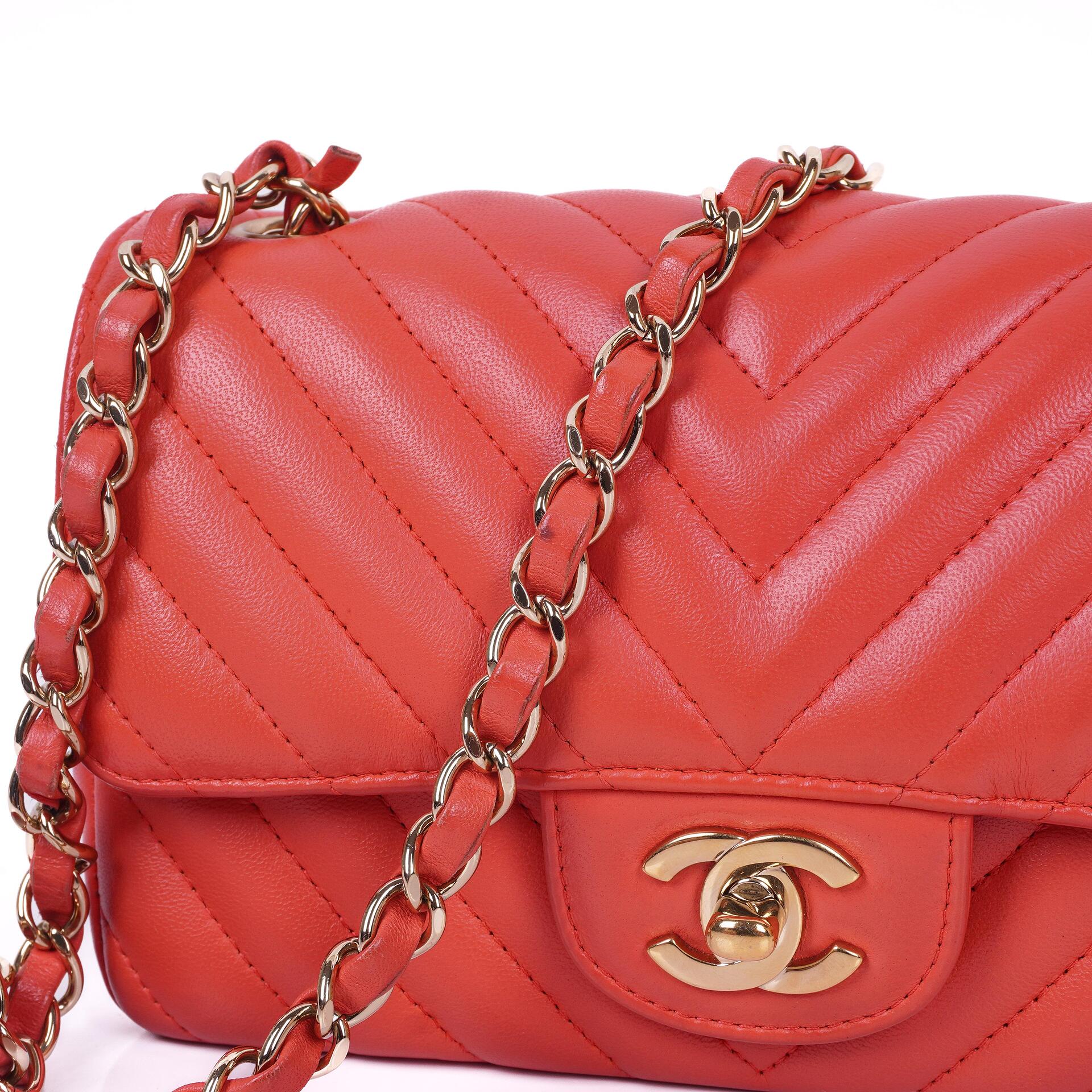 Chanel Mini Rectangular Classic Single Flap Bag aus Korallen Chevron gestepptem Lammleder mit goldfarbener Hardware