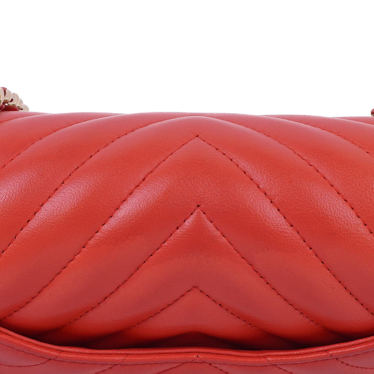 Chanel Mini Rectangular Classic Single Flap Bag aus Korallen Chevron gestepptem Lammleder mit goldfarbener Hardware