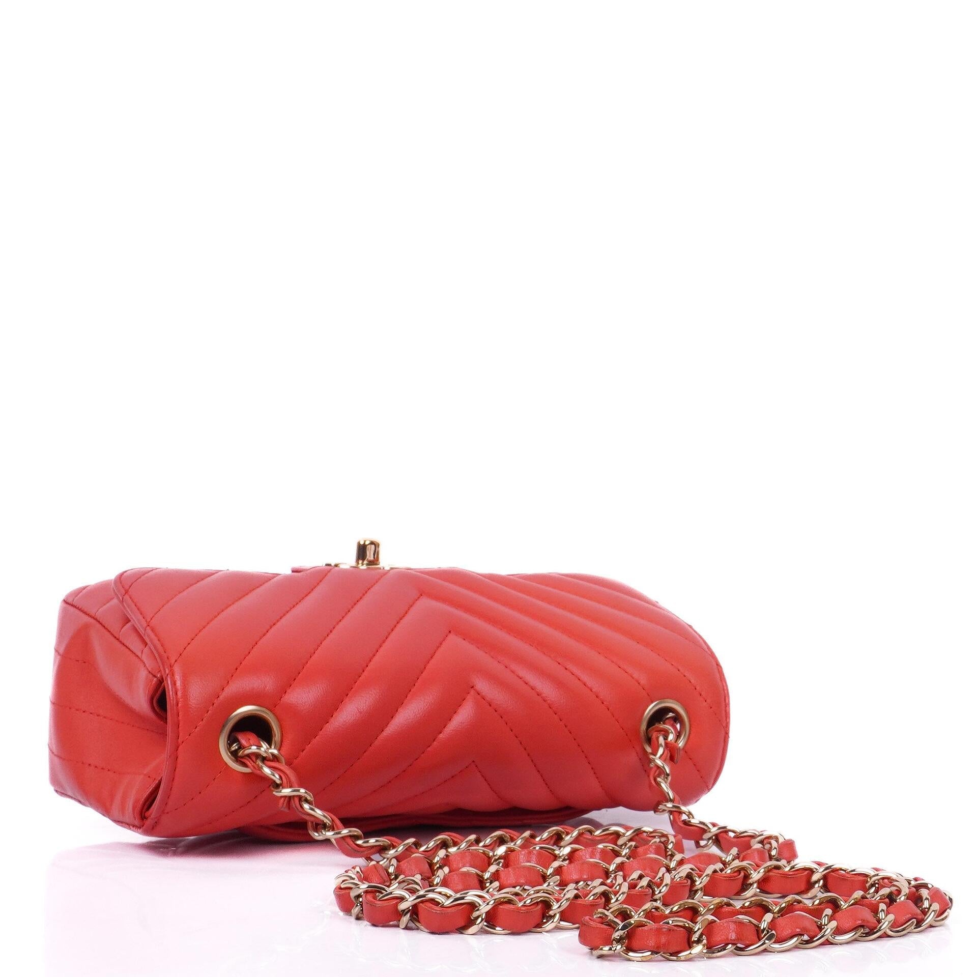 Chanel Mini Rectangular Classic Single Flap Bag aus Korallen Chevron gestepptem Lammleder mit goldfarbener Hardware