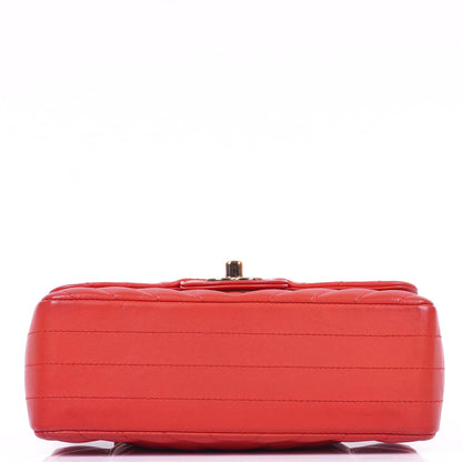 Chanel Mini Rectangular Classic Single Flap Bag aus Korallen Chevron gestepptem Lammleder mit goldfarbener Hardware