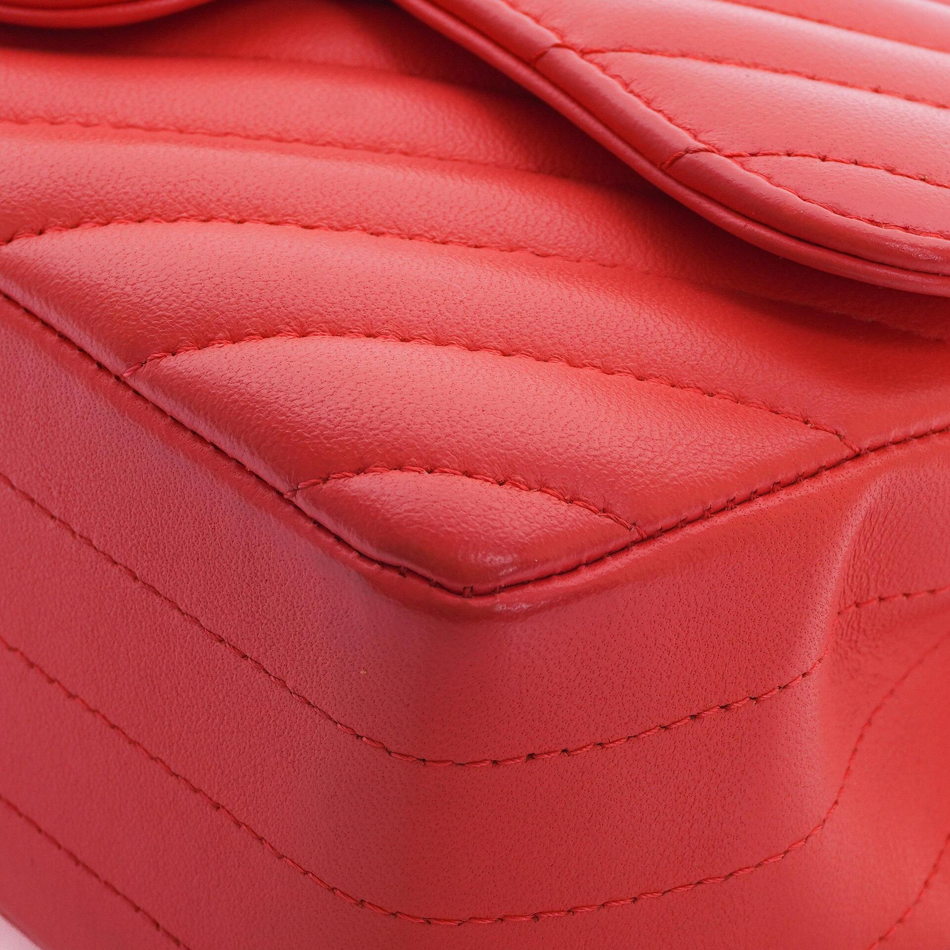 Chanel Mini Rectangular Classic Single Flap Bag aus Korallen Chevron gestepptem Lammleder mit goldfarbener Hardware