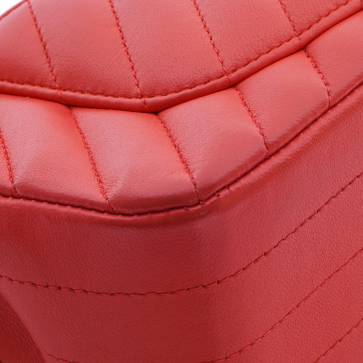 Chanel Mini Rectangular Classic Single Flap Bag aus Korallen Chevron gestepptem Lammleder mit goldfarbener Hardware