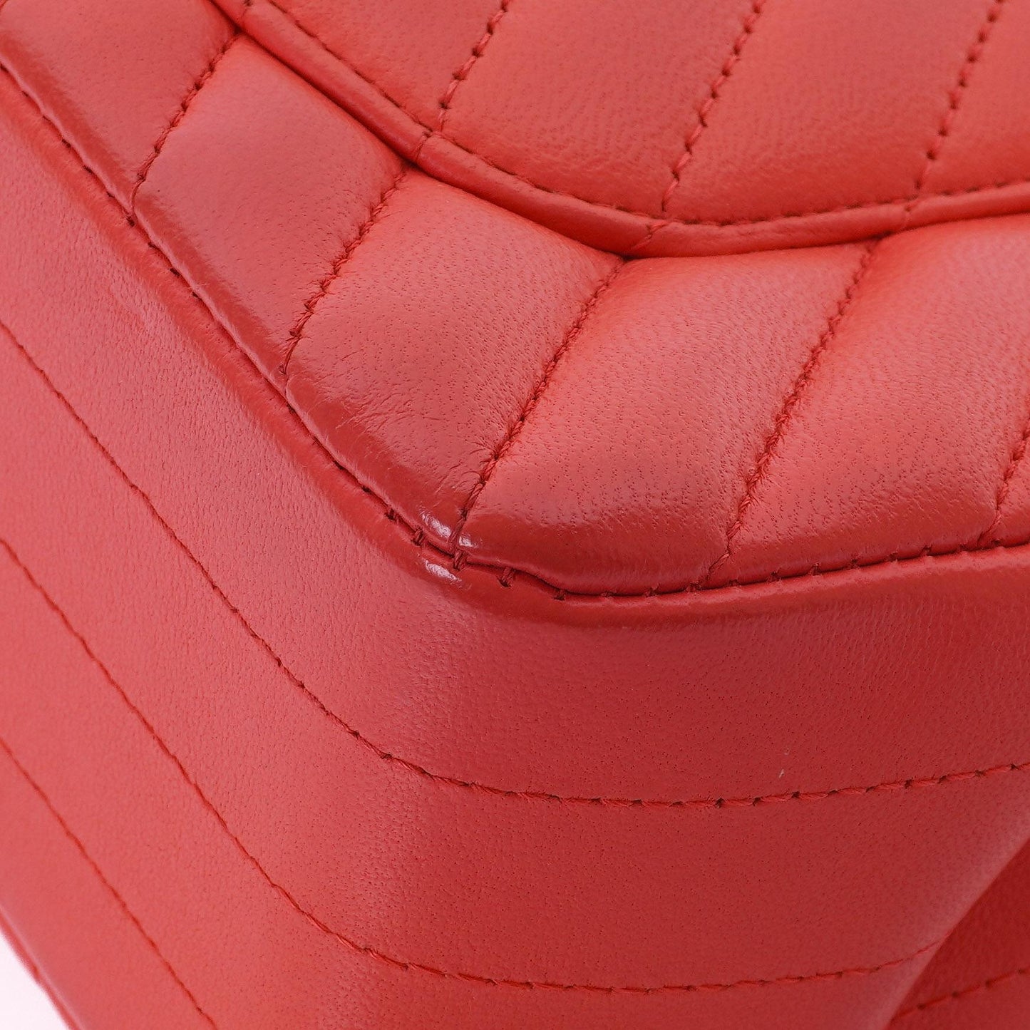 Chanel Mini Rectangular Classic Single Flap Bag aus Korallen Chevron gestepptem Lammleder mit goldfarbener Hardware