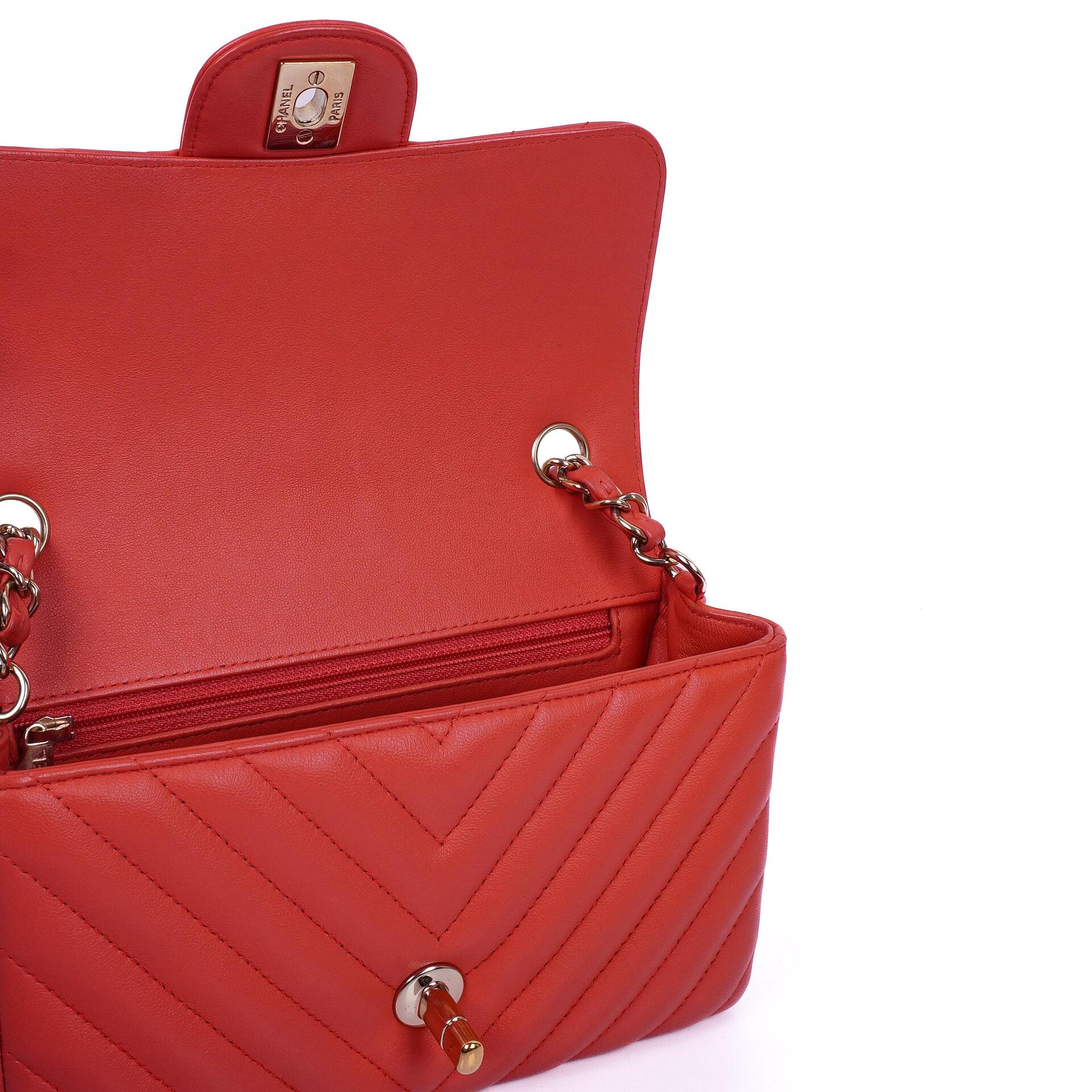 Chanel Mini Rectangular Classic Single Flap Bag aus Korallen Chevron gestepptem Lammleder mit goldfarbener Hardware
