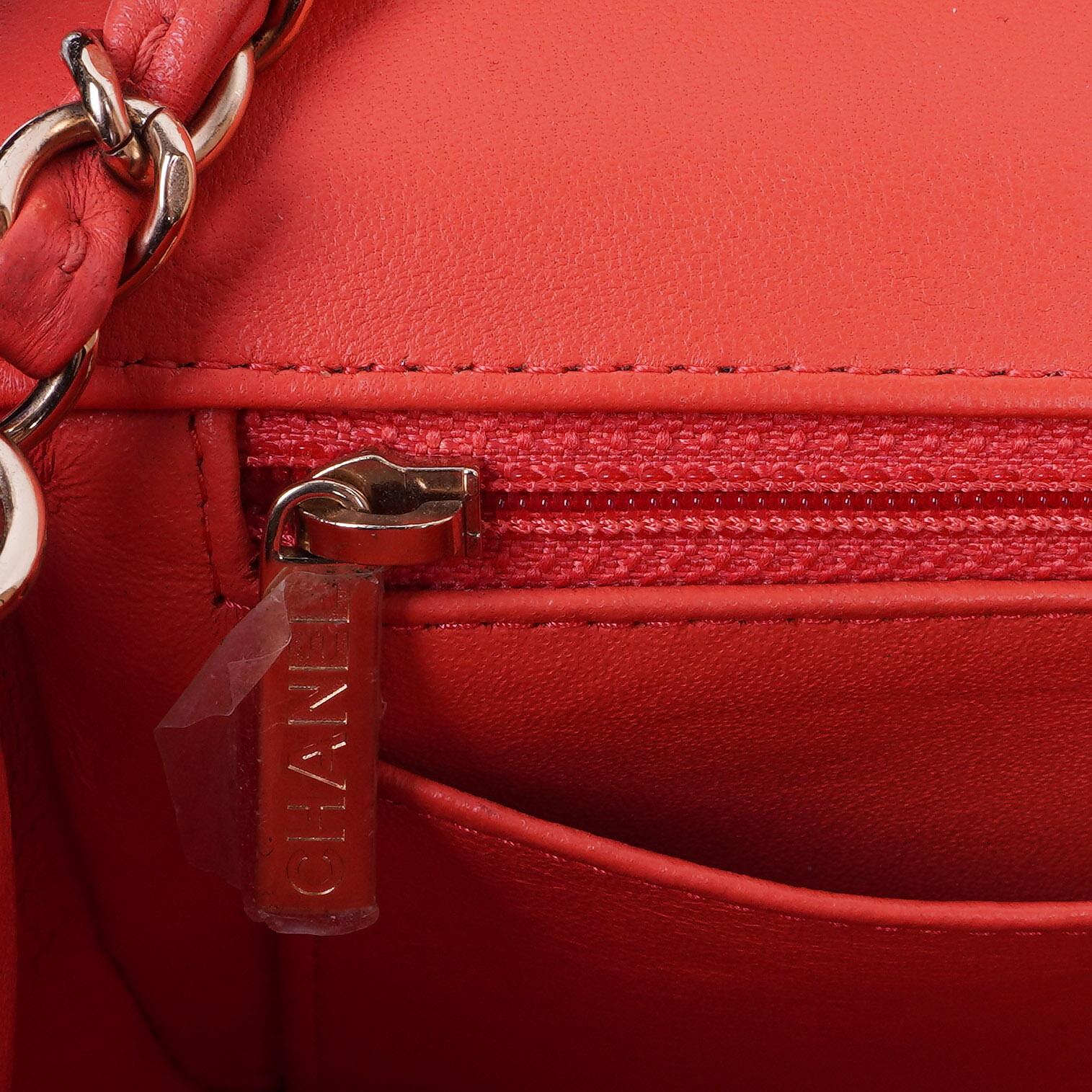 Chanel Mini Rectangular Classic Single Flap Bag aus Korallen Chevron gestepptem Lammleder mit goldfarbener Hardware