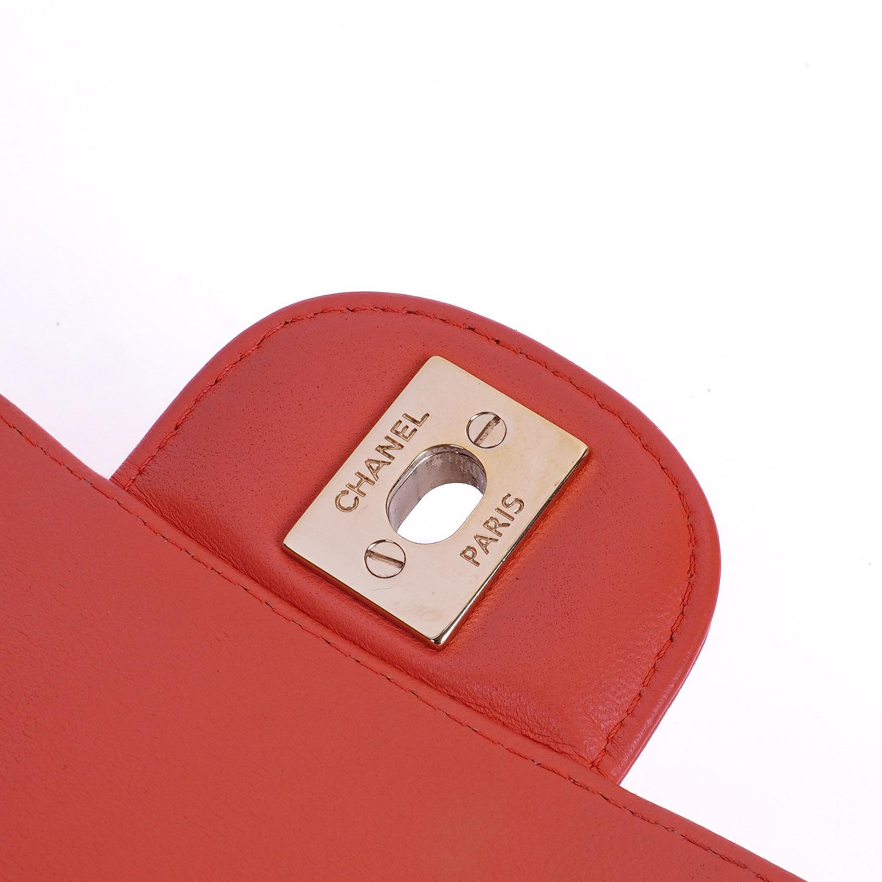 Chanel Mini Rectangular Classic Single Flap Bag aus Korallen Chevron gestepptem Lammleder mit goldfarbener Hardware