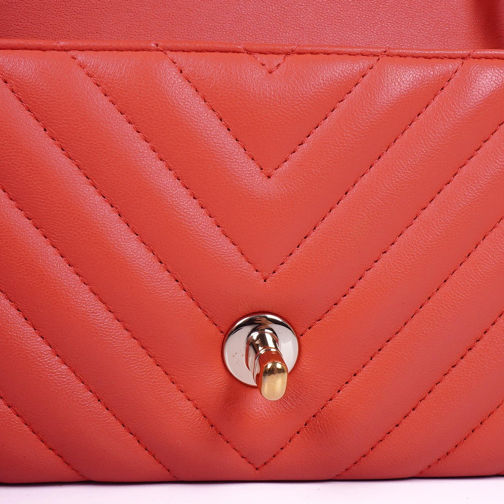 Chanel Mini Rectangular Classic Single Flap Bag aus Korallen Chevron gestepptem Lammleder mit goldfarbener Hardware