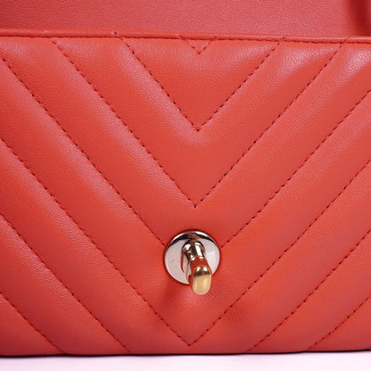 Chanel Mini Rectangular Classic Single Flap Bag aus Korallen Chevron gestepptem Lammleder mit goldfarbener Hardware