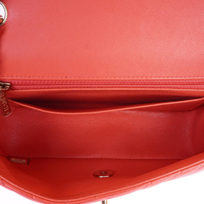 Chanel Mini Rectangular Classic Single Flap Bag aus Korallen Chevron gestepptem Lammleder mit goldfarbener Hardware