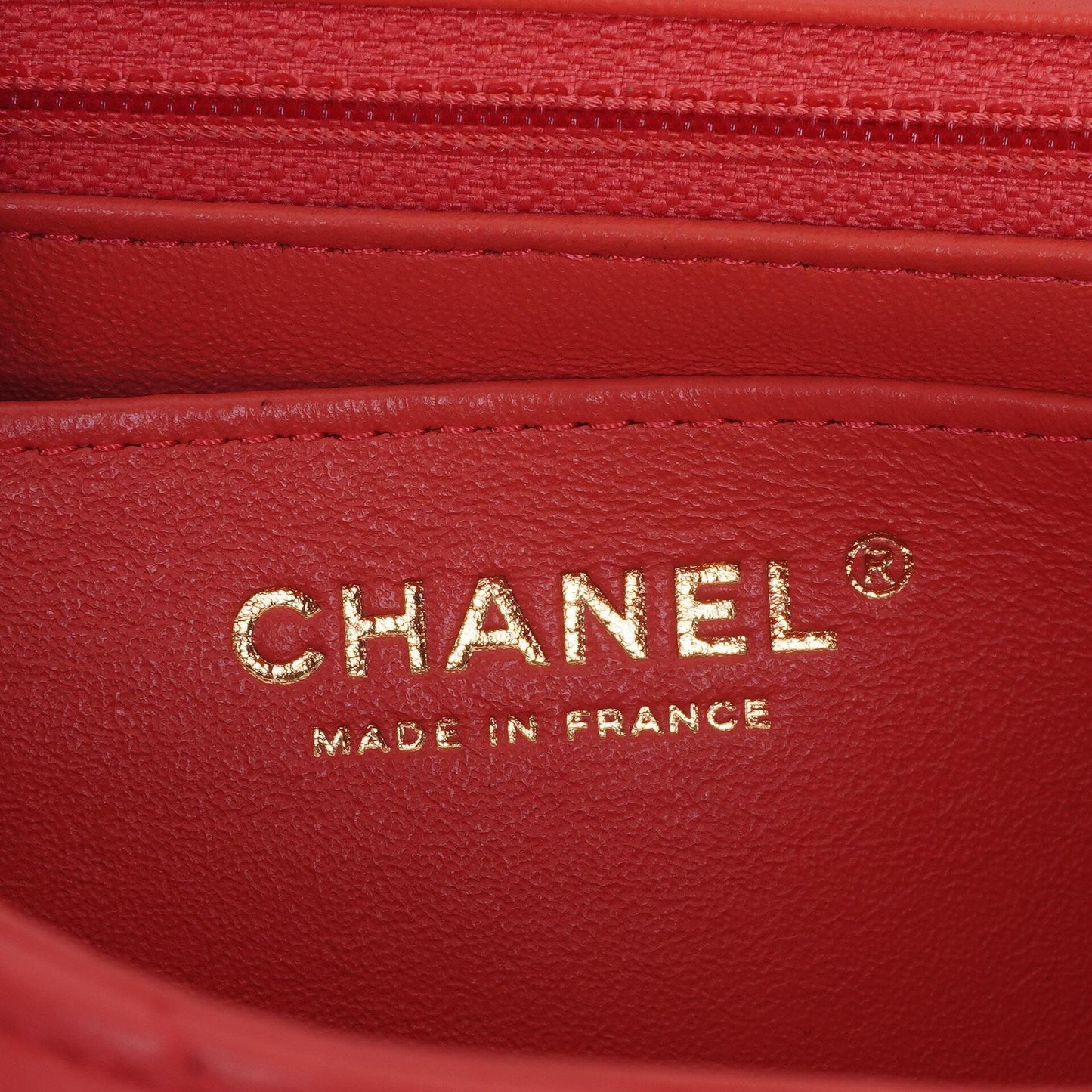 Chanel Mini Rectangular Classic Single Flap Bag aus Korallen Chevron gestepptem Lammleder mit goldfarbener Hardware