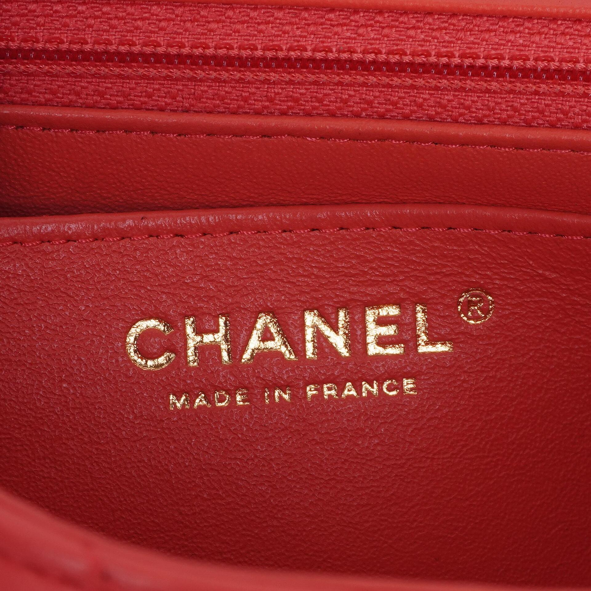 Chanel Mini Rectangular Classic Single Flap Bag aus Korallen Chevron gestepptem Lammleder mit goldfarbener Hardware