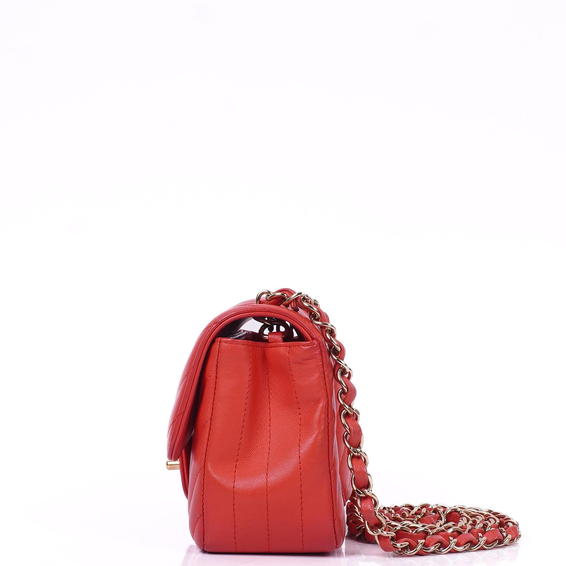 Chanel Mini Rectangular Classic Single Flap Bag aus Korallen Chevron gestepptem Lammleder mit goldfarbener Hardware