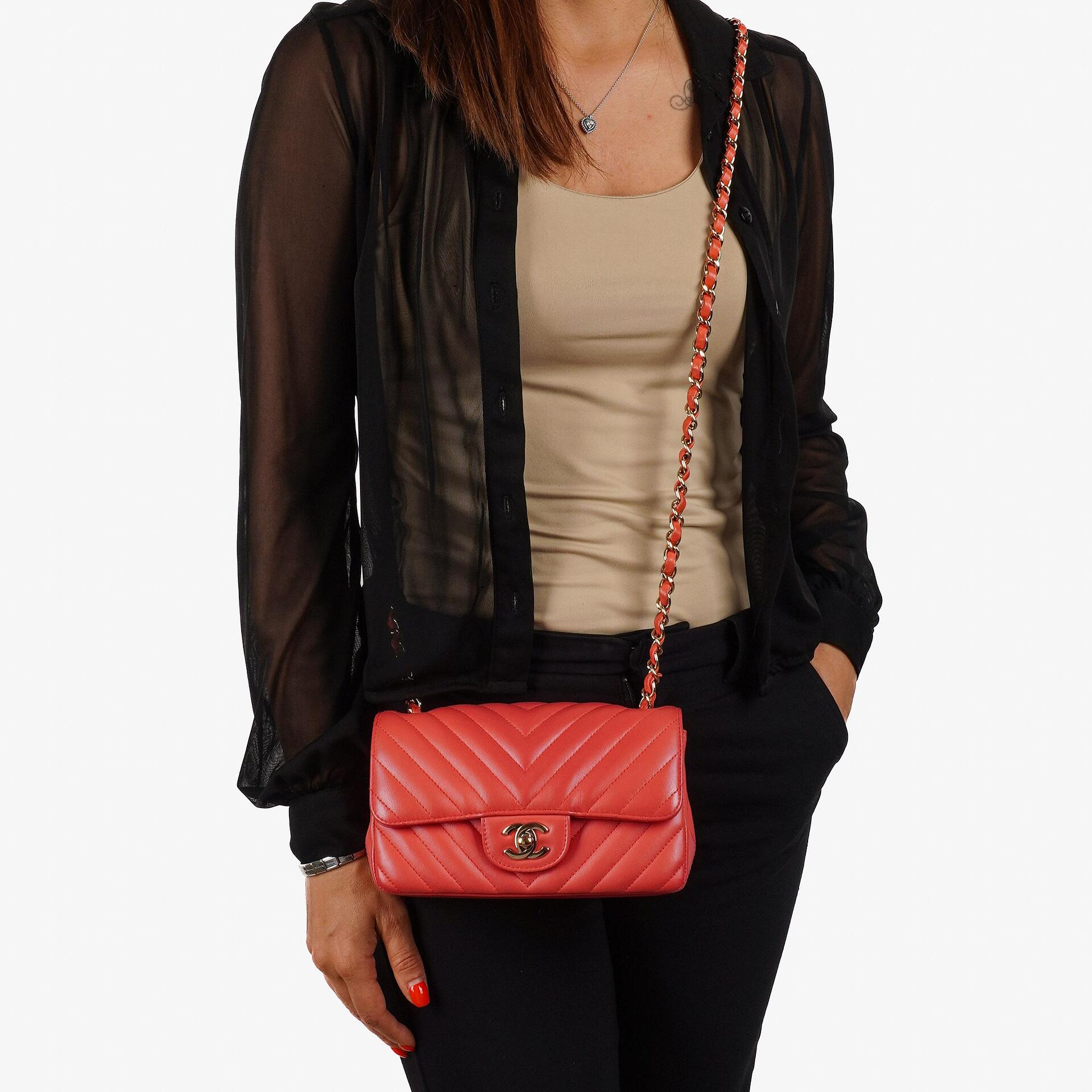 Chanel Mini Rectangular Classic Single Flap Bag aus Korallen Chevron gestepptem Lammleder mit goldfarbener Hardware