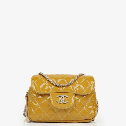 Chanel Mini rechteckige doppelseitige Klapptasche aus gestepptem Lackleder