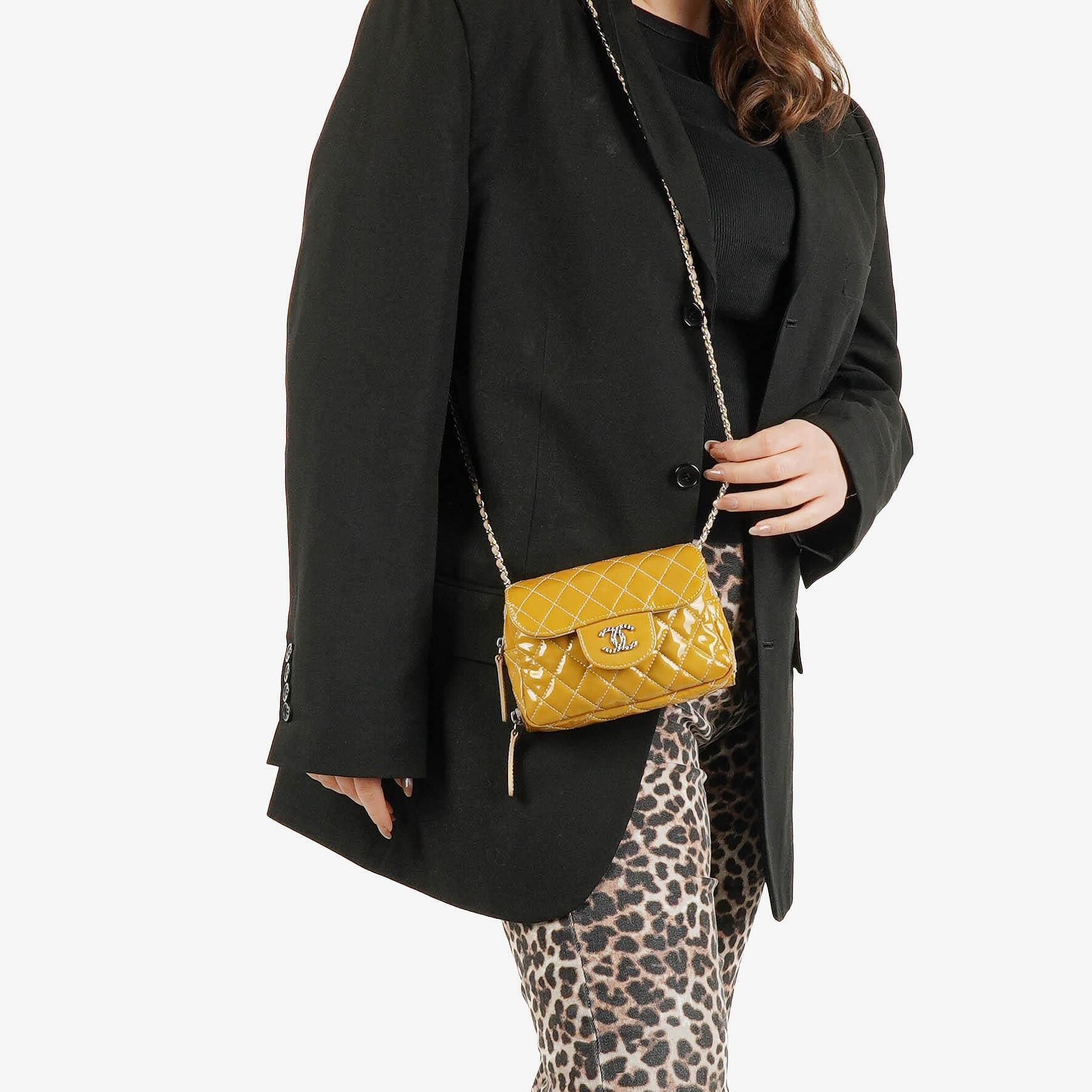 Chanel Mini rechteckige doppelseitige Klapptasche aus gestepptem Lackleder