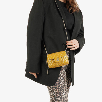 Chanel Mini rechteckige doppelseitige Klapptasche aus gestepptem Lackleder