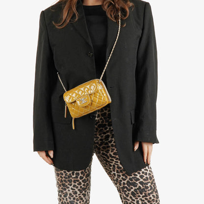 Chanel Mini rechteckige doppelseitige Klapptasche aus gestepptem Lackleder