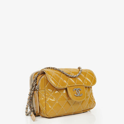 Chanel Mini rechteckige doppelseitige Klapptasche aus gestepptem Lackleder