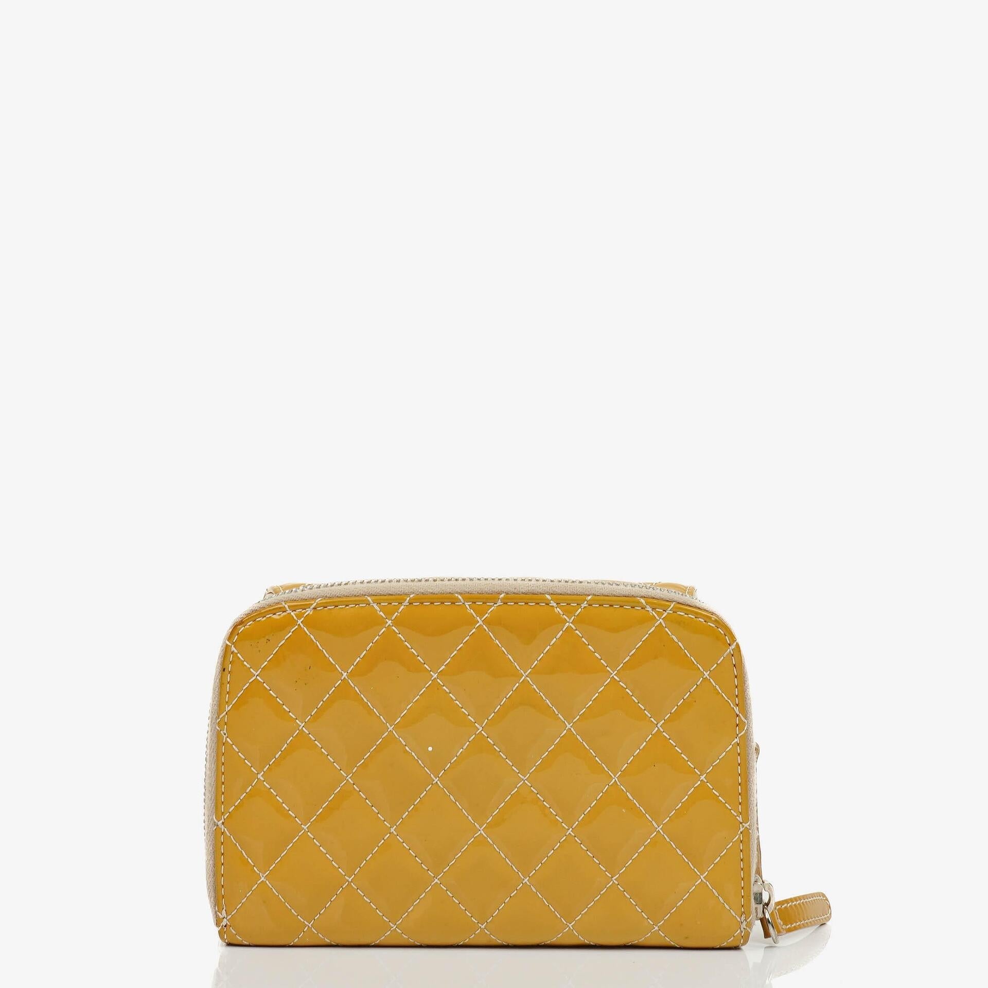 Chanel Mini rechteckige doppelseitige Klapptasche aus gestepptem Lackleder